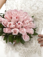 Свадебный букет из кремовых роз и рускуса "Аромат"