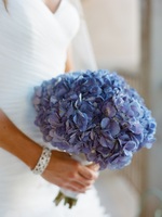 Букет невесты из фиолетовых гортензий