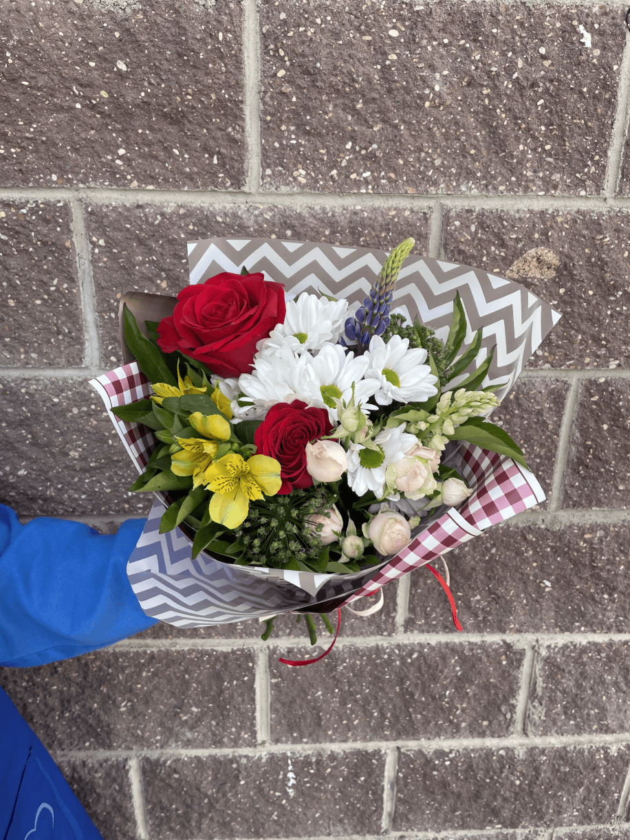 букет цветов из роз, хризантем в упаковке для педагога на день учителя