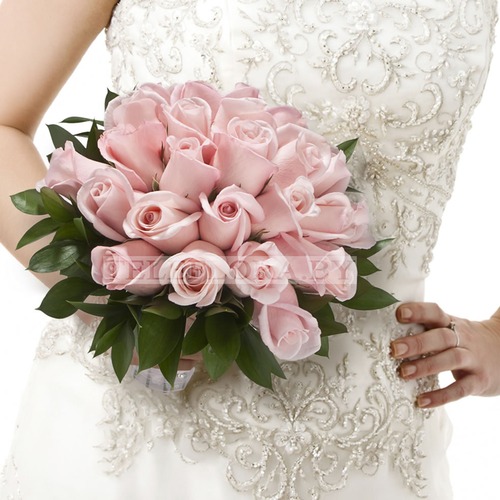 Свадебный букет из кремовых роз и рускуса "Аромат"
