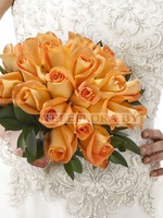 Свадебный букет из оранжевых роз и рускуса "Натали"