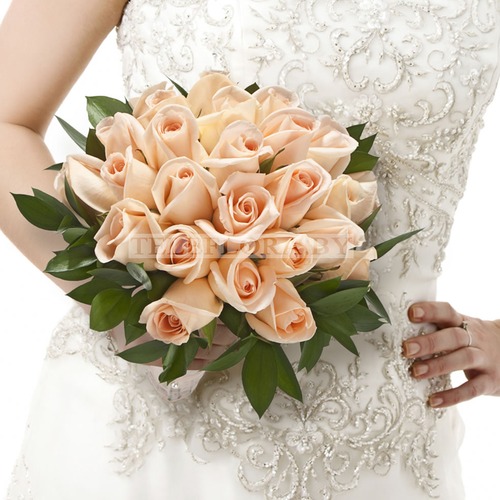 Свадебный букет из персиковых роз и рускуса "Амелия"