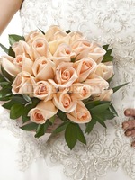 Свадебный букет из персиковых роз и рускуса "Амелия"