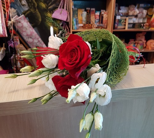 Букет цветов "Розы и эустомы"