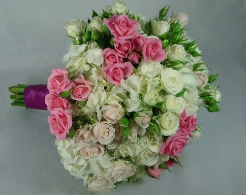 Букет невесты из кустовых роз и гортензий