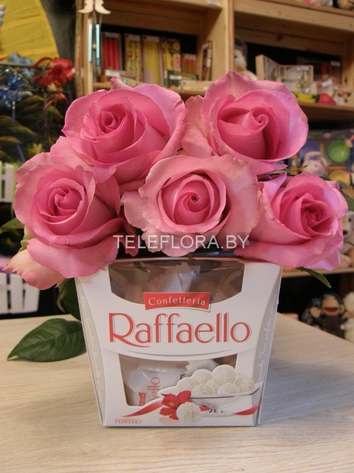 Букет из 5 розовых роз с конфетами